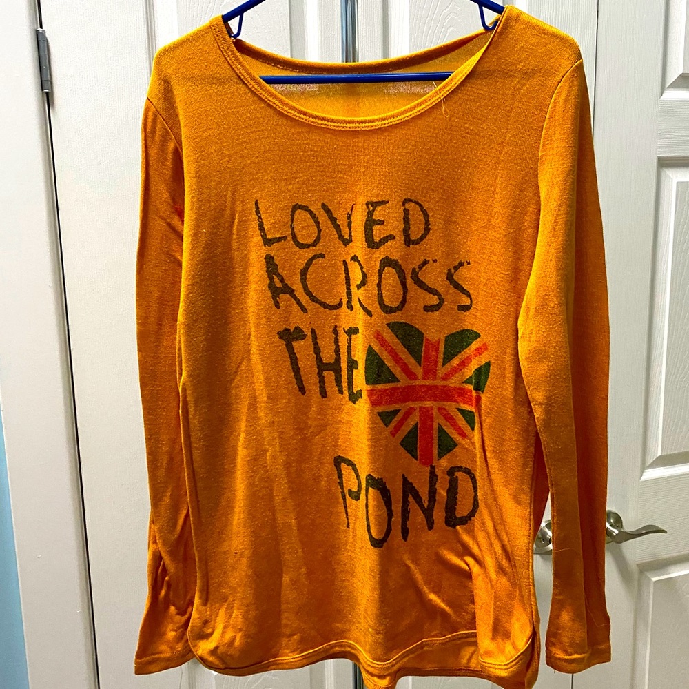 Medium long sleeved shirt